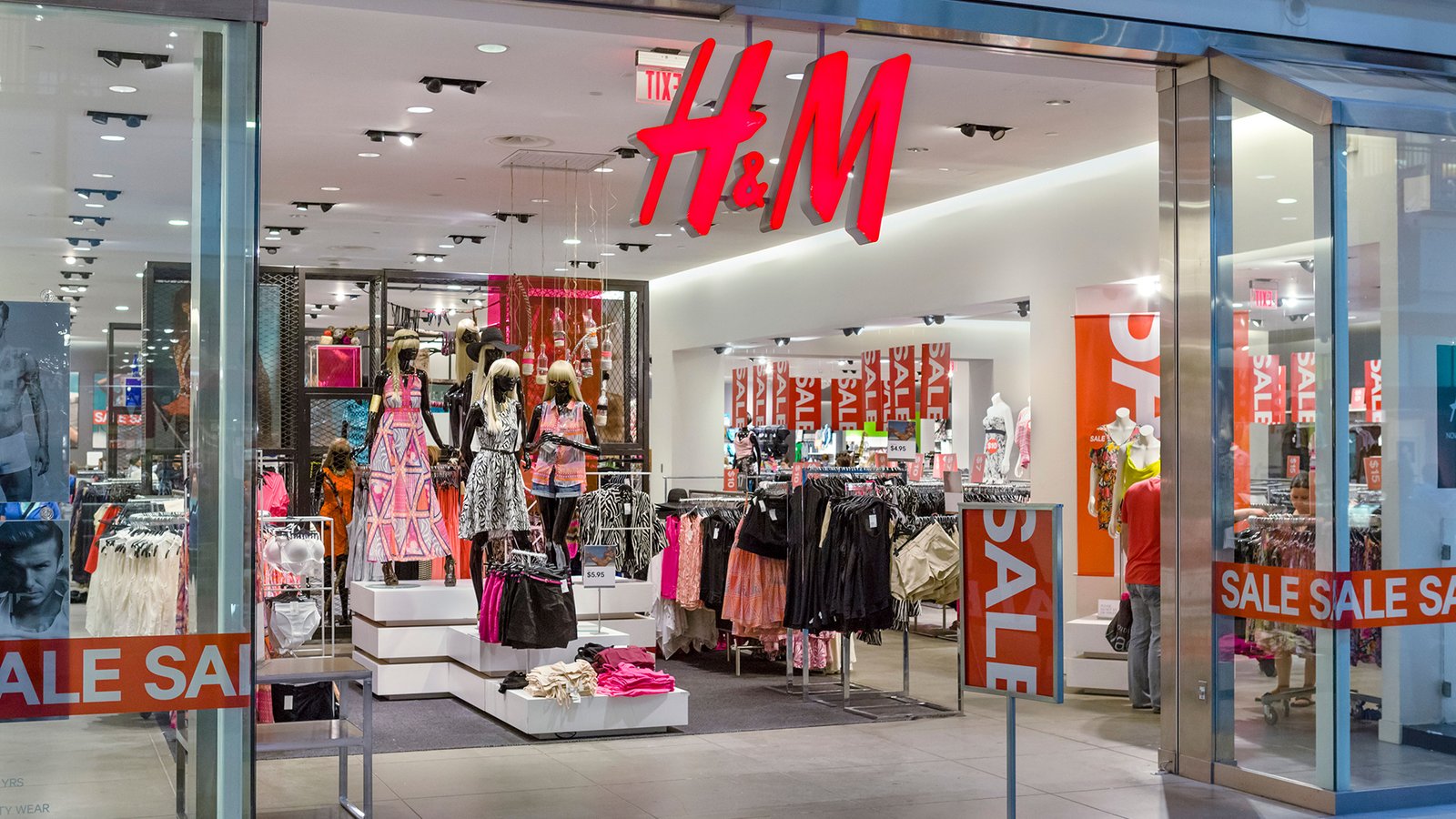 CX8D52 H&M store in the Mall of America, Bloomington, Minneapolis, Minnesota, USA